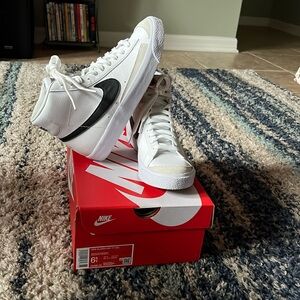 Nike Blazer 77 Mid GS Size 6.5 (fits women’s 8)